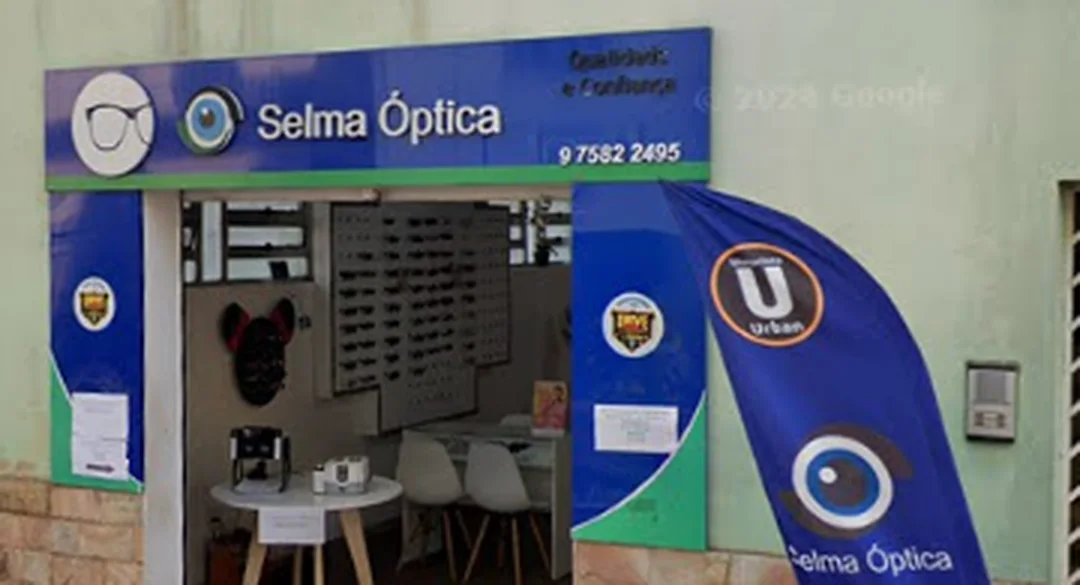 Fachada da Selma Óptica em Mariana, com placa azul e verde